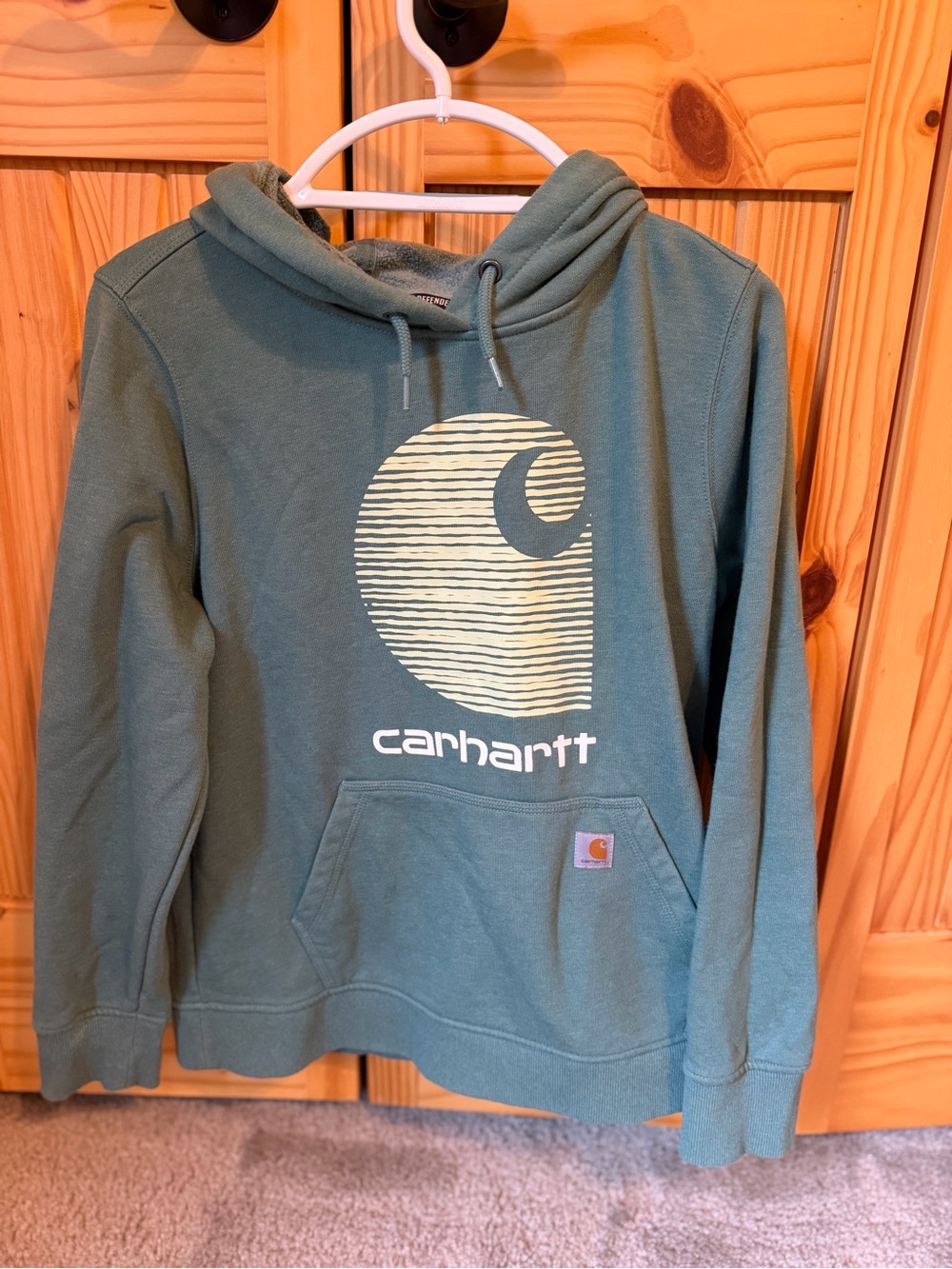 Carhartt women’s Loose Fit Midweight Logo Graphic Sweatshirt, Green